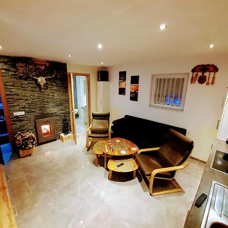 Charmante Souterrain-Wohnung Mit Einem Gemuetlichen Zimmer Apartman